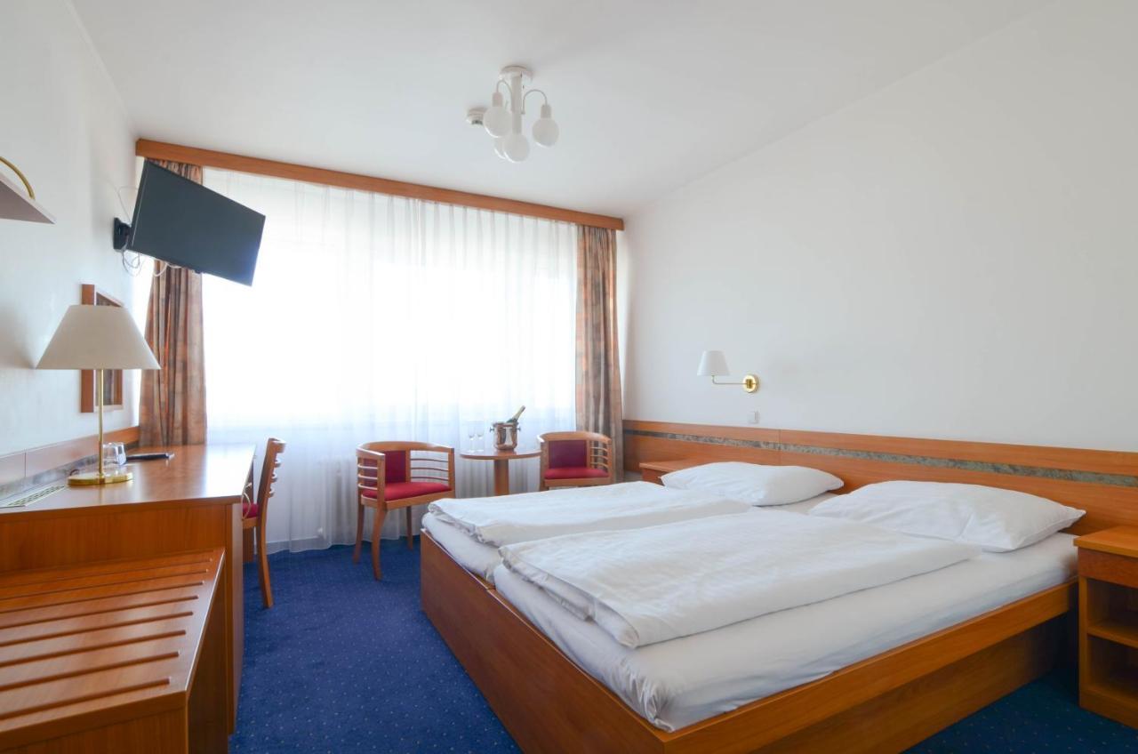 Hotel Ilf ปราก ภายนอก รูปภาพ